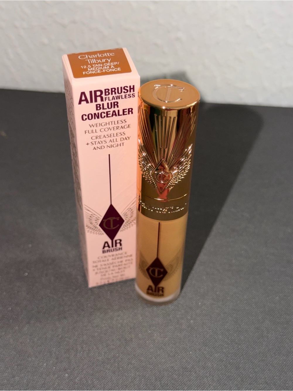 Charlotte Tilbury Airbrush Flawless Blur Concealer - Tan with Gold Cap